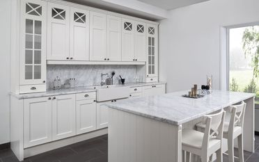 Nytt lantligt kök med bänkskiva i marmor