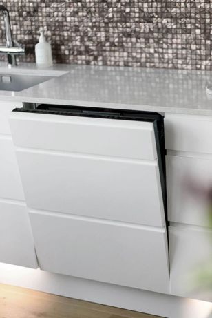 Modernt kök med en stilren diskmaskinslucka