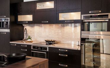 Köksrenovering med nytt kök i svart och rosfria detaljer